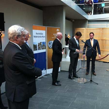 Goudwisselkantoor vereerd met bijwonen officiële Eerste Slag ‘KoningsTientje’ door premier Mark Rutte