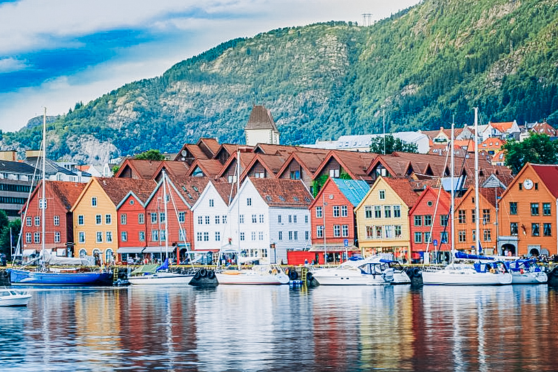 Historische Noorse huisjes aan fjord op vakantie 