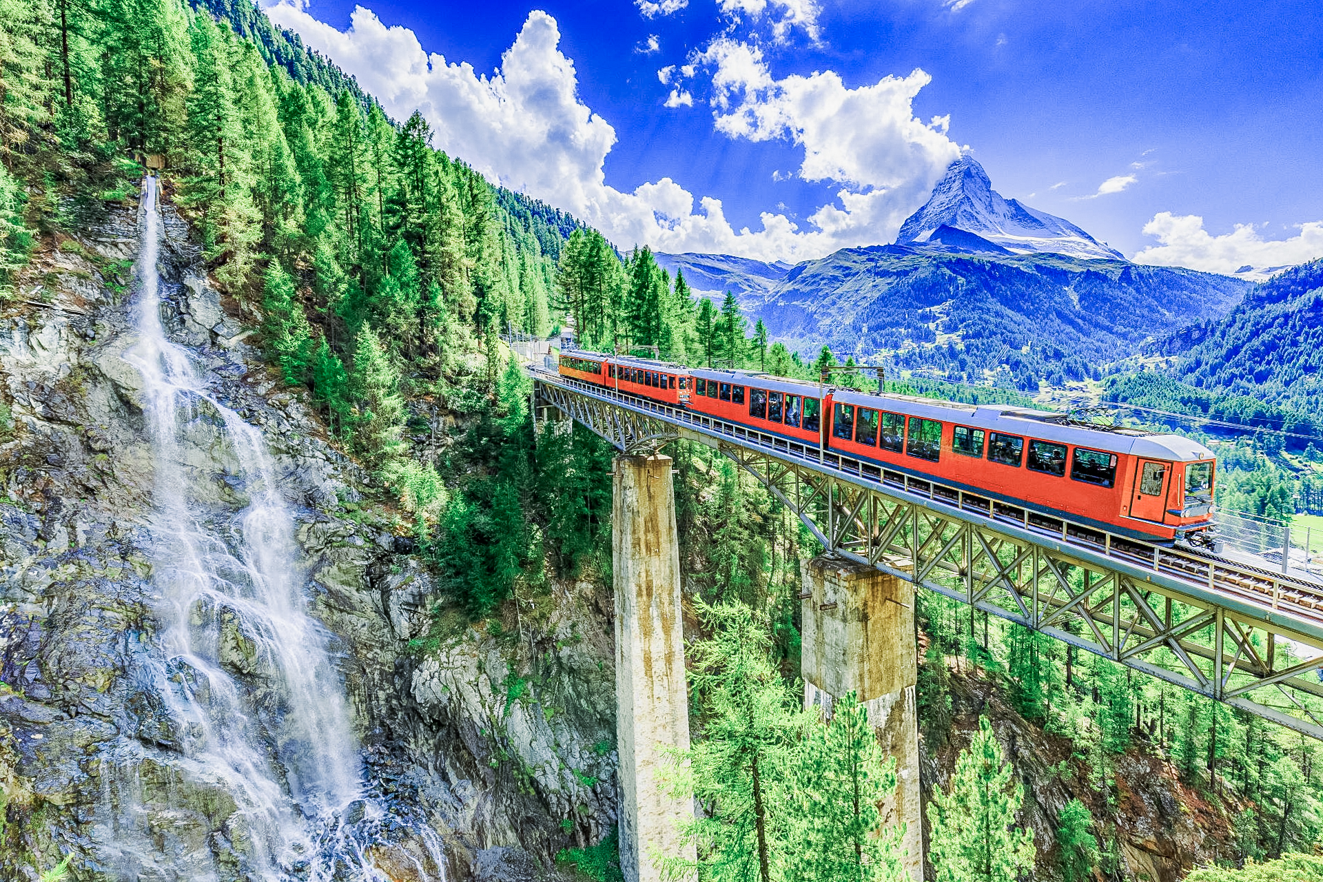 Trein over alpen viaduct Zwitserland meer over franken wisselen