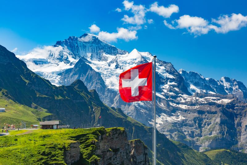 Zwitserse vlag in alpen, prijsniveau Zwitserland
