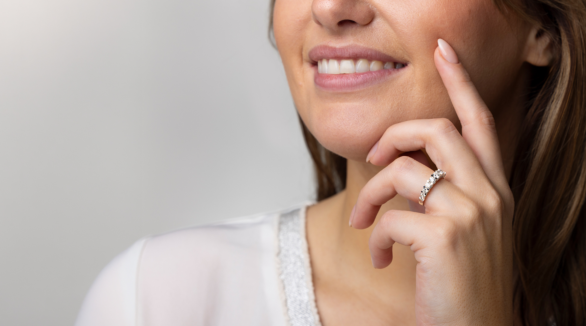 Stay up to date with our auctions! Register and place your bid on silver, jewellery, watches, diamonds or historical coins and banknotes.